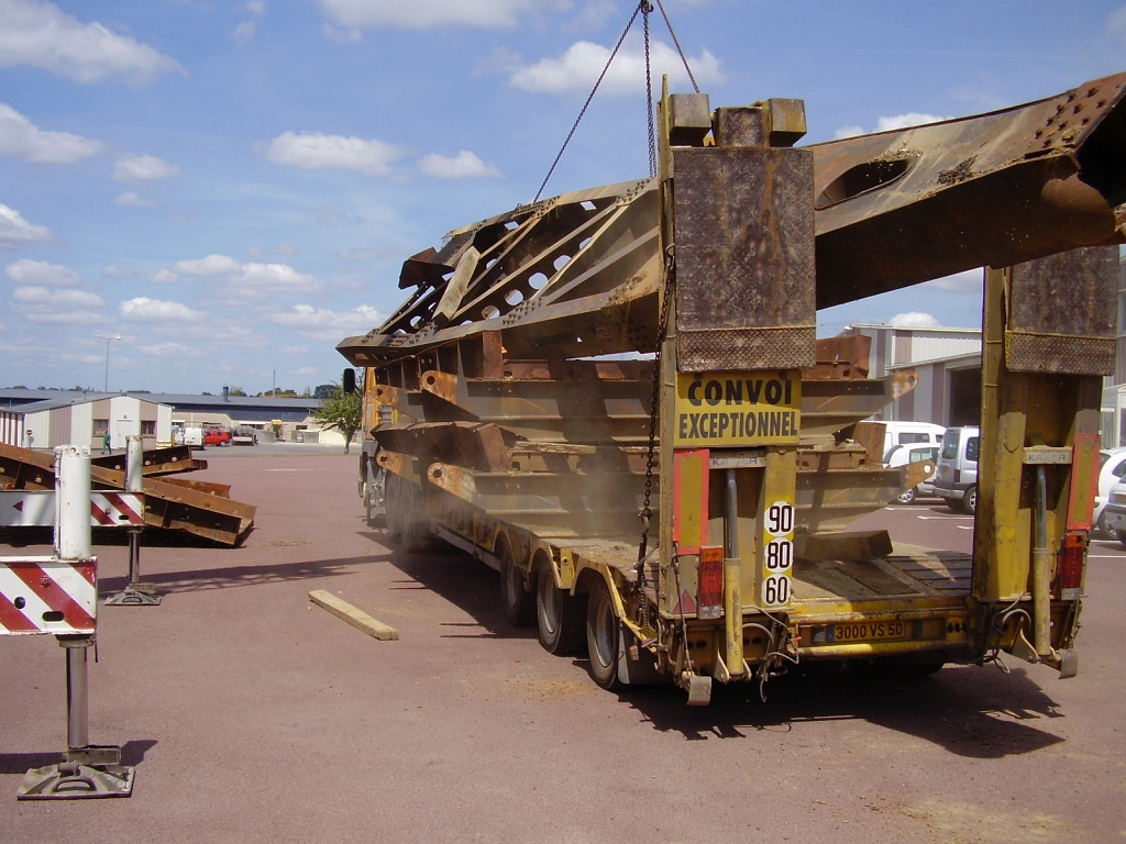 20110601 WHALE:BALEINE ARRIVES IN VIRE FROM BRÉCEY Bill Twohigg 22.jpg